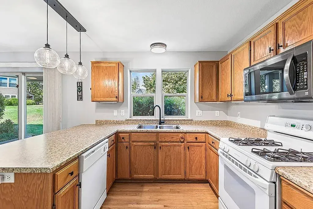 3 bed, 2.5 bath, 1608 sqft, $2,350 — Photo 3