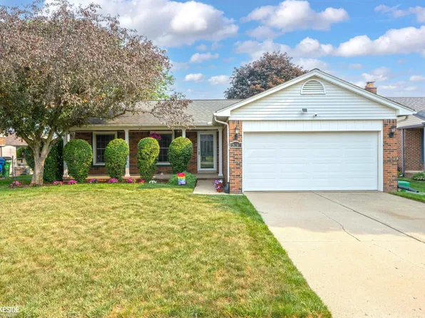 18287 Red Oaks Dr, Macomb, MI 48044