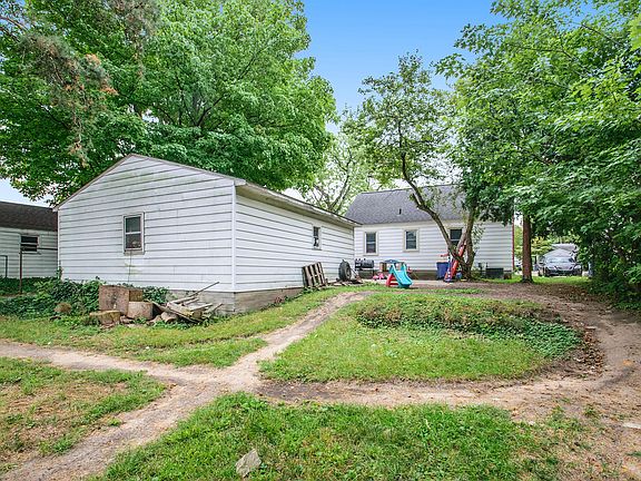 4th image of 1515 Leonard St NE
