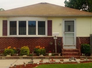 324 39th St, Lindenhurst, NY 11757