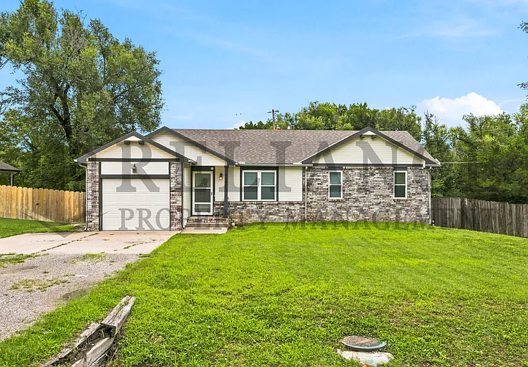 516 N Lakeside Dr — Photo 1