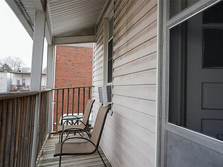 1718 Melville St — Photo 10