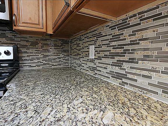 3rd image of 914 Thornhill Dr