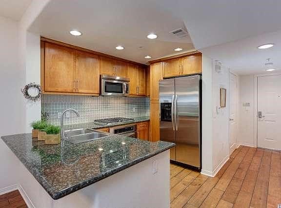 4th image of 931 E Walnut St Unit 113