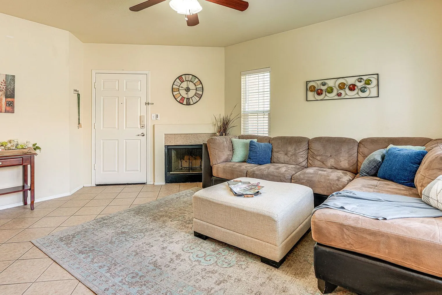 2 bed, 2.0 bath, 990 sqft, $4,312 — Photo 2