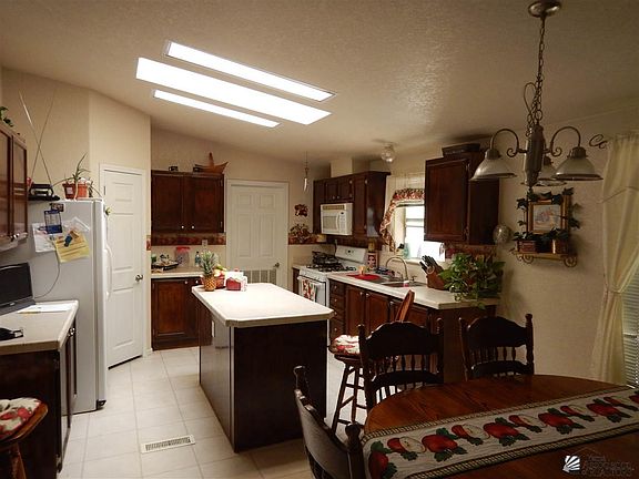 4th image of 834 N Deena Dr