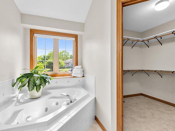 4th image of 3950 Royal Oaks DRIVE