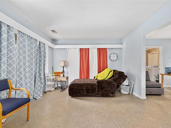 5th image of 305 NW 34th St