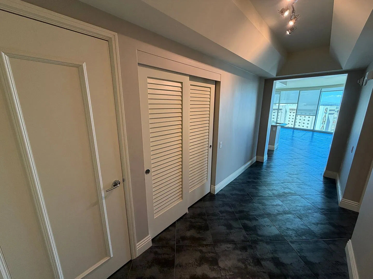 26th-Floor Turnberry Towers Condo with Stunning Las Vegas Strip Views — Photo 4