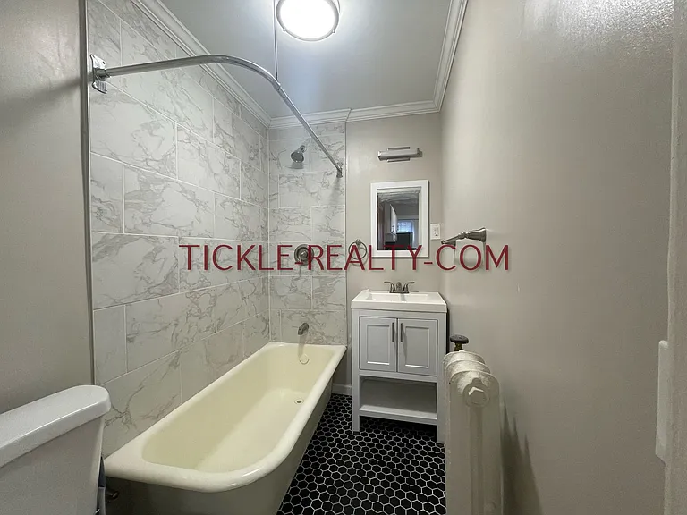 Upper Monroe - All Utilities Included — Photo 18
