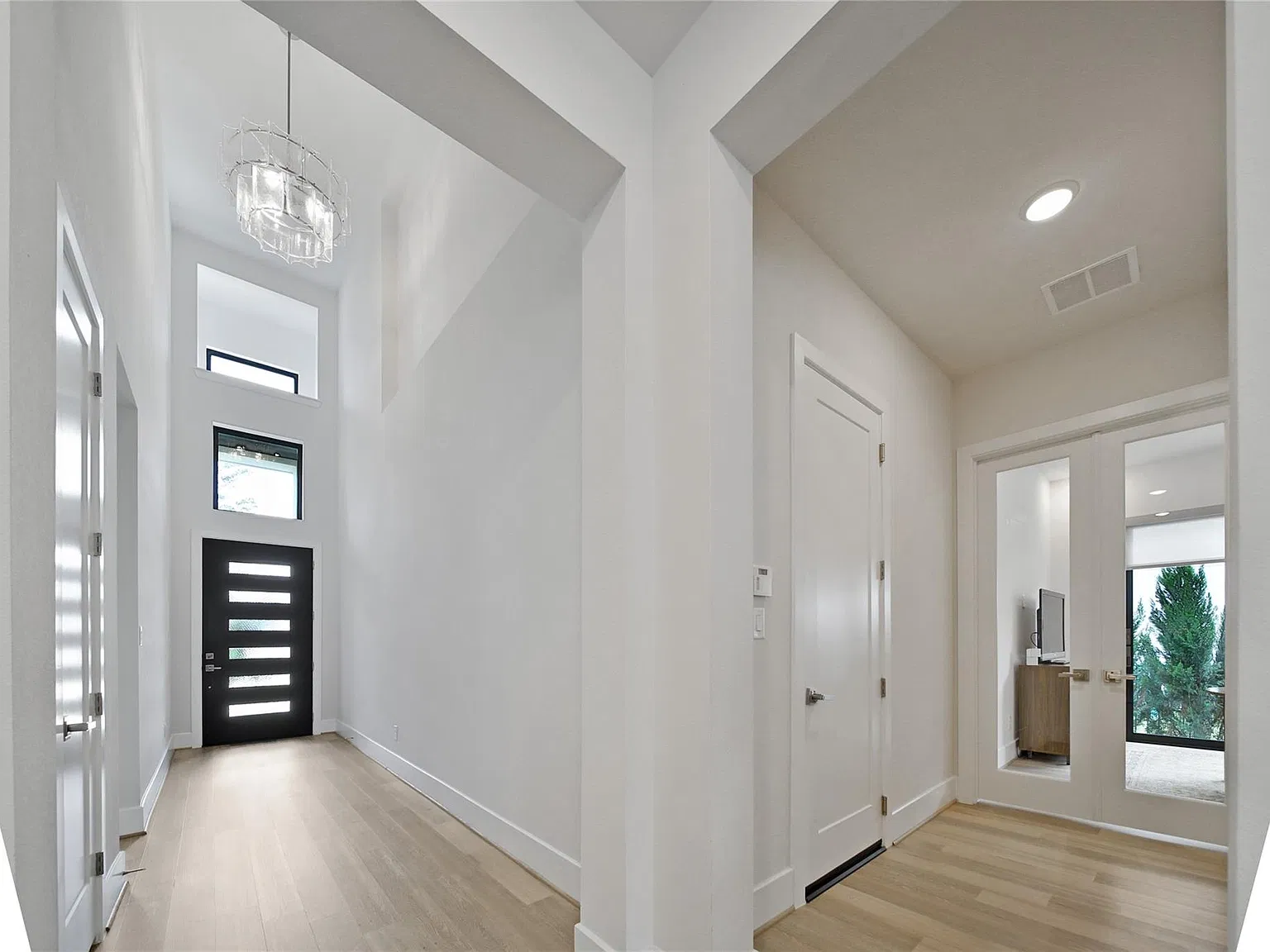 4 bed, 4.5 bath, 3543 sqft, $5,300 — Photo 4