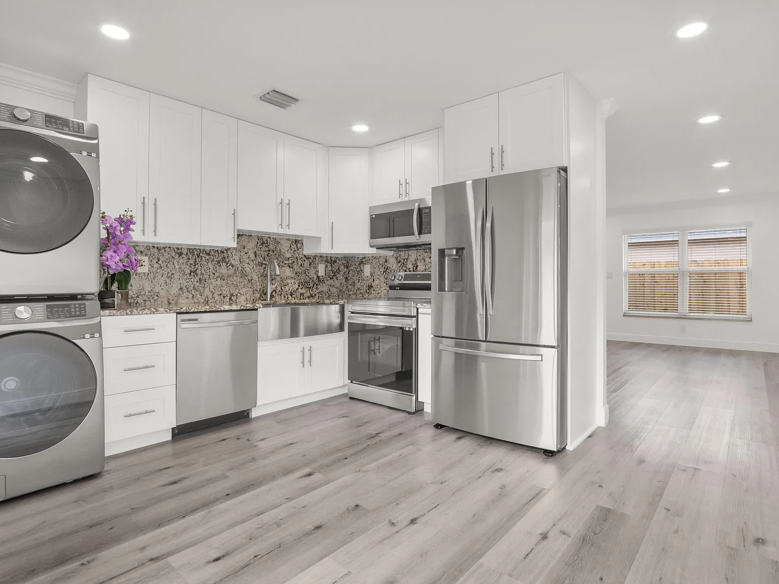 2 bed, 1.0 bath, 900 sqft, $2,200 — Photo 1
