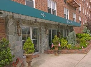 504 Merrick Rd, Lynbrook, NY 11563