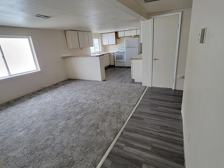 NE Spokane 2 bedroom apartment (Fresh paint and flooring) — Photo 3