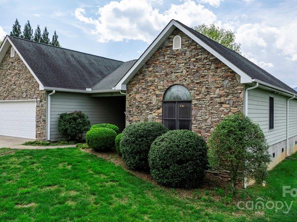 15 Bombay Ct, Candler, NC 28715