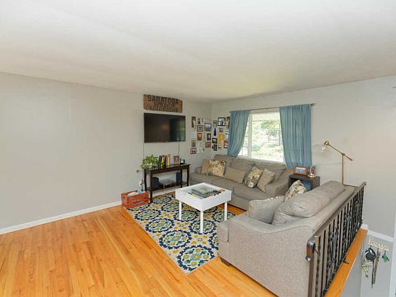 4th image of 17 Holly Dr