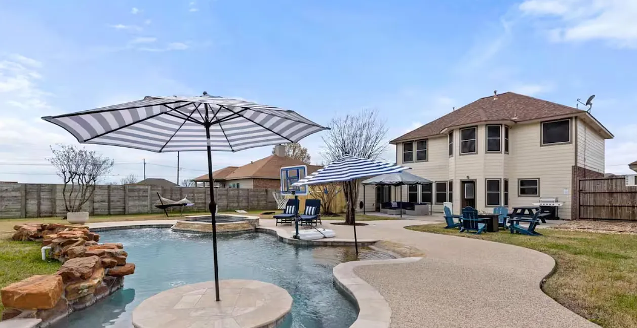7 bed, 4.5 bath, 2254 sqft, $8,600 — Photo 1
