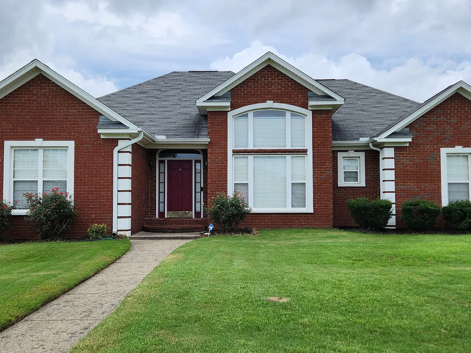 4 bed, 2090 sqft, $2,300 — Photo 1