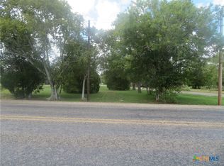 712 E Main St, Edna, TX 77957