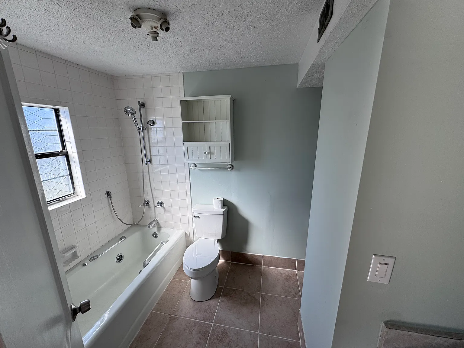 2 bed, 968 sqft, $2,400 — Photo 3