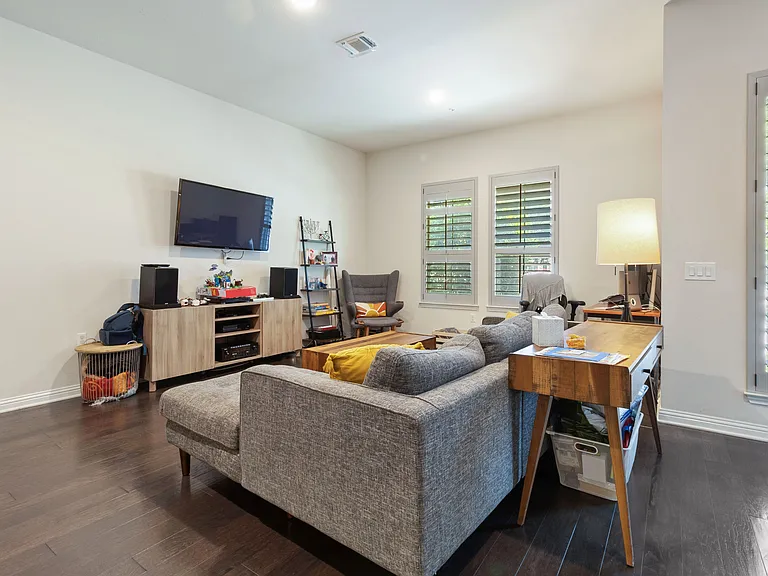 2703 Zach Scott St — Photo 4