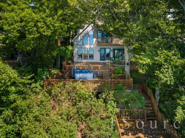 9185 Lakeshore Cir, West Olive, MI 49460
