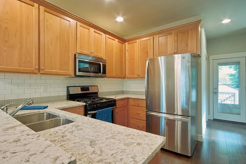 4 bed, 1937 sqft, $3,270 — Photo 4