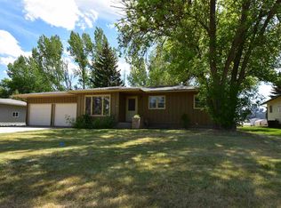 2414 El Rio Dr, Minot, ND 58701