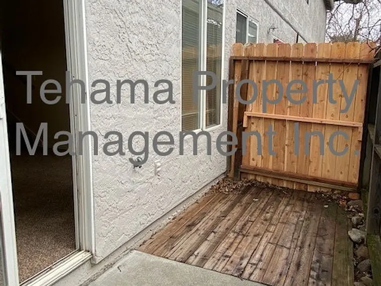 1070 Lakeside Dr — Photo 12