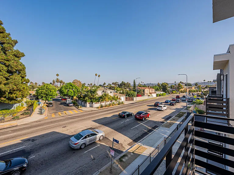 2727 S La Brea Ave — Photo 19