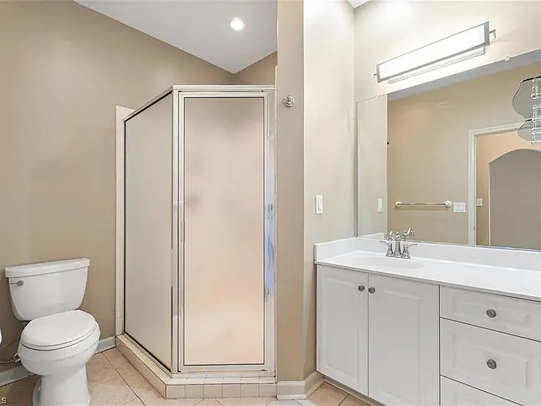 851 W 4th St #20 — Photo 5