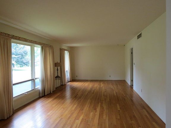 4th image of 1316 Hampshire Dr