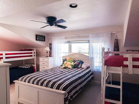 3rd Floor Kids Bed w/queen & 2 bunkbeds