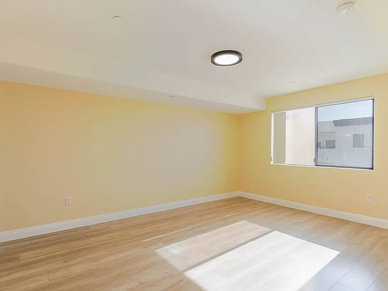 1466 Tamarind Ave #101 — Photo 10