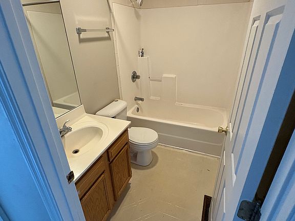 3rd image of 942 Medley Dr #2