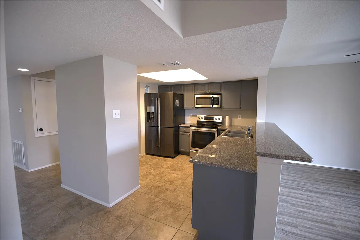 Building Photo - 4444 Victory Dr #1208