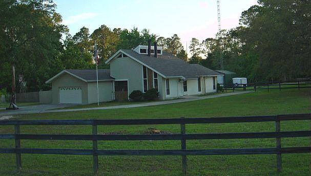 Country setting yet close to everything
