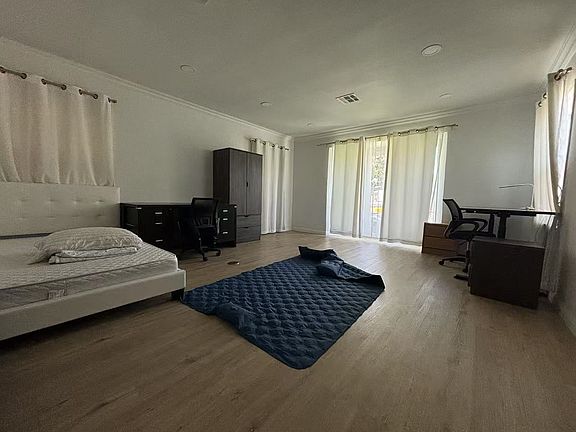 4th image of 2551 Granville Ave Room 1