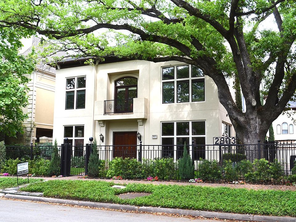 Beautiful landscaped front  