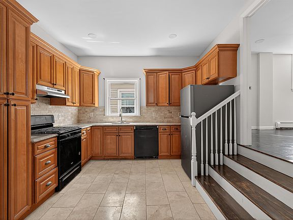 4th image of 149 37th St