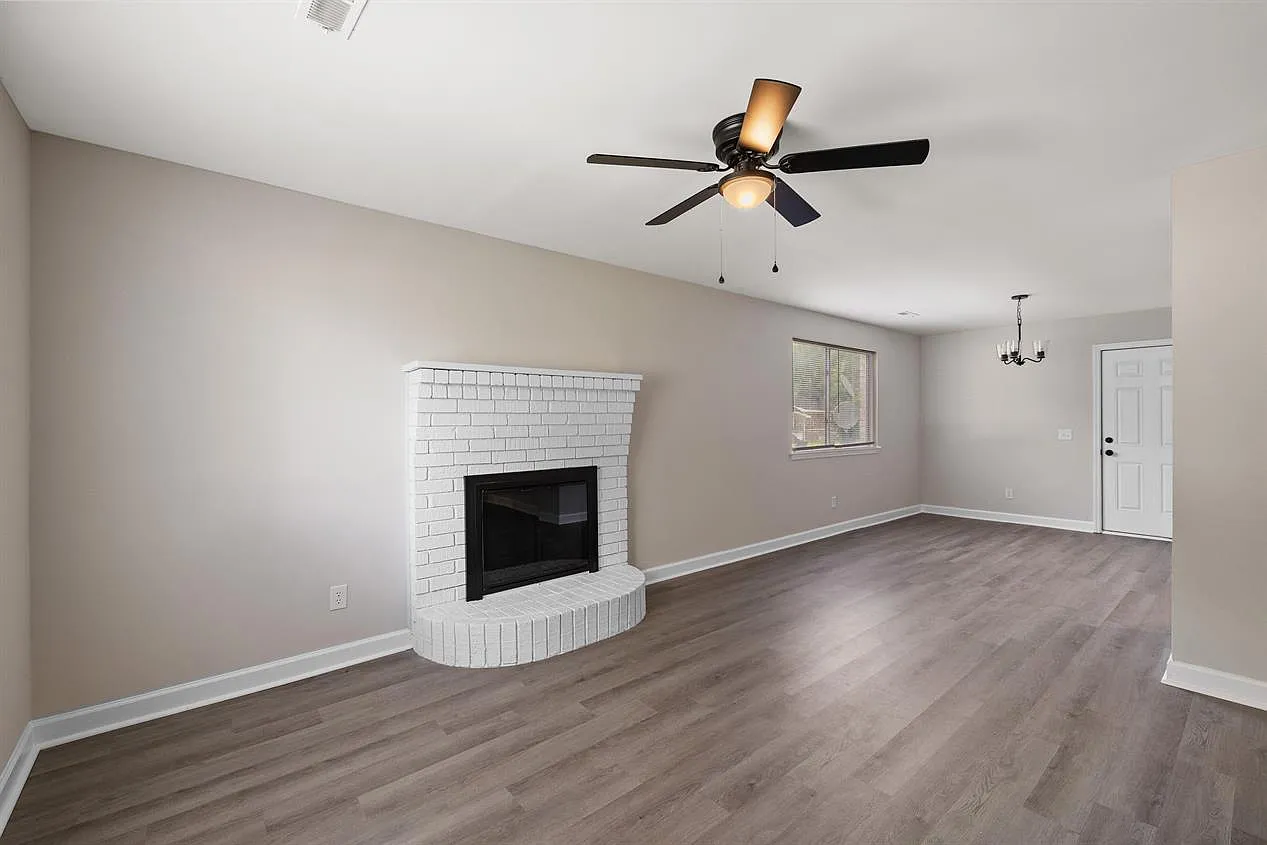 3 bed, 1.5 bath, 1015 sqft, $1,895 — Photo 2