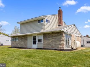 60 Beechtree Rd, Levittown, PA 19057