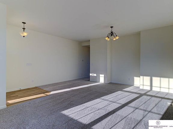 5th image of 2216 Park Crest Dr