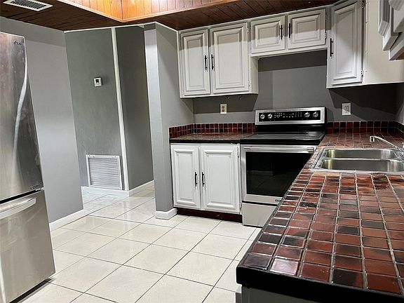 3rd image of 2921 NW 44th Avenue