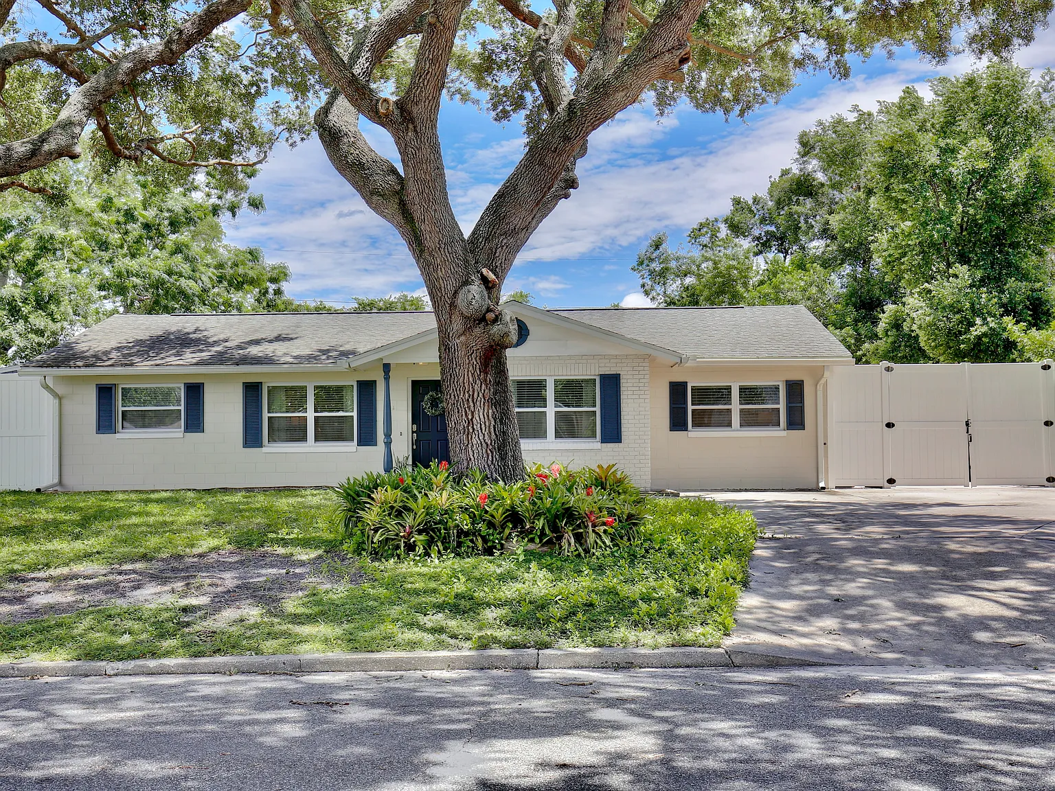 3 bed, 1.5 bath, 1362 sqft, $2,550 — Photo 3