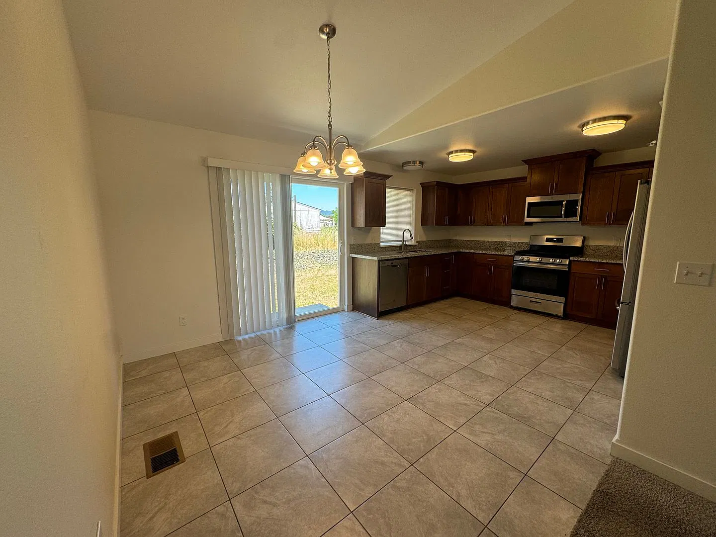 Newer Sutherlin 3 Bedroom Home in New Development — Photo 4