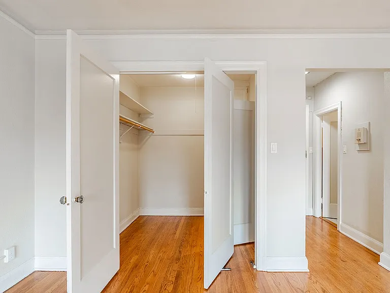 Charbern Apartments — Photo 13