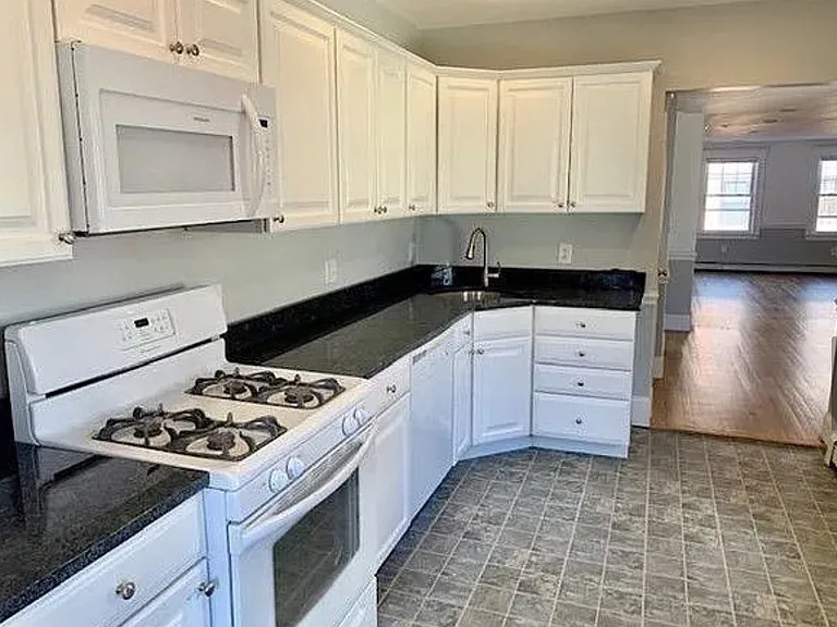 219 W 2nd St #2 — Photo 14