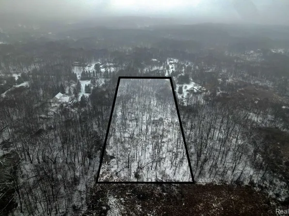 1255 Houghton Trl, Ortonville, MI 48462