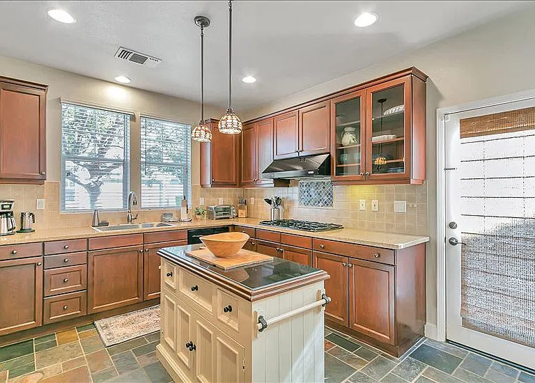 1504 Pear Tree Ln — Photo 7